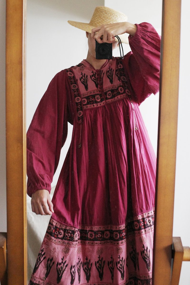 Vintage 70s old Indian hand stamped lantern sleeves and beautiful neckline dress - ชุดเดรส - ผ้าฝ้าย/ผ้าลินิน 