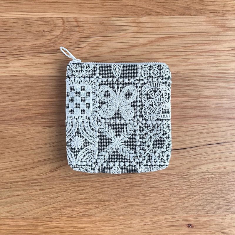 mina perhonen forest tile  刺繍　蝶　ミニ　深型　ポーチ - 化妝包/收納袋 - 棉．麻 白色