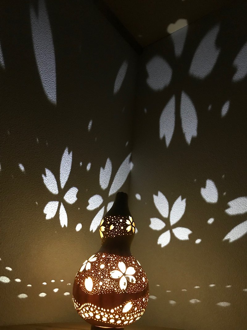 Gourd lamp Cherry blossom motif Japanese pattern - โคมไฟ - วัสดุอื่นๆ สึชมพู