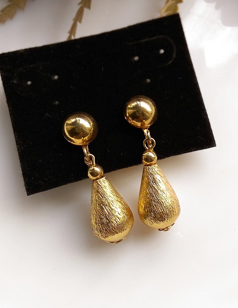 Western antique ornaments. Metal droplet clip earrings - ต่างหู - โลหะ สีทอง