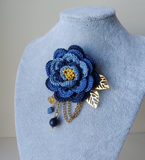 Alternative Crochet Boutique 藍色花朵胸針手工製作。 玫瑰胸針鉤針。 送給她的感傷禮物。