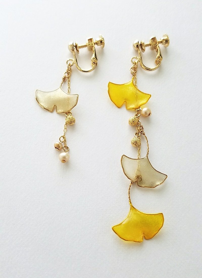 ginkgo leaf and freshwater pearl clip earrings<autumn> - ต่างหู - วัสดุอื่นๆ สีเหลือง