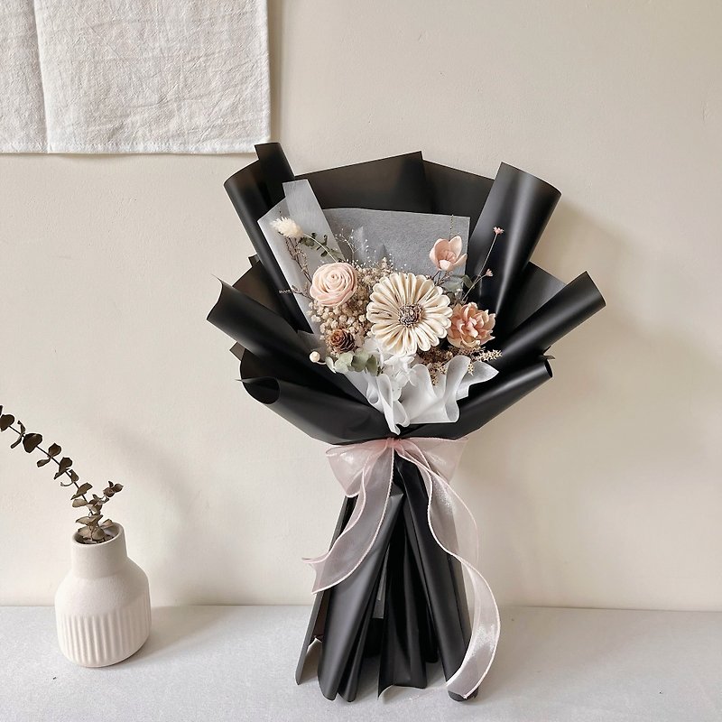 Cool and sweet black and pink dry bouquet graduation bouquet - ช่อดอกไม้แห้ง - พืช/ดอกไม้ สีดำ