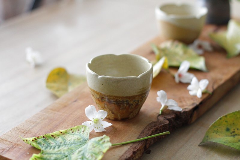 手工拉坯米黃色花瓣形小茶杯/燭台1 - 茶壺/茶杯/茶具 - 陶 黃色