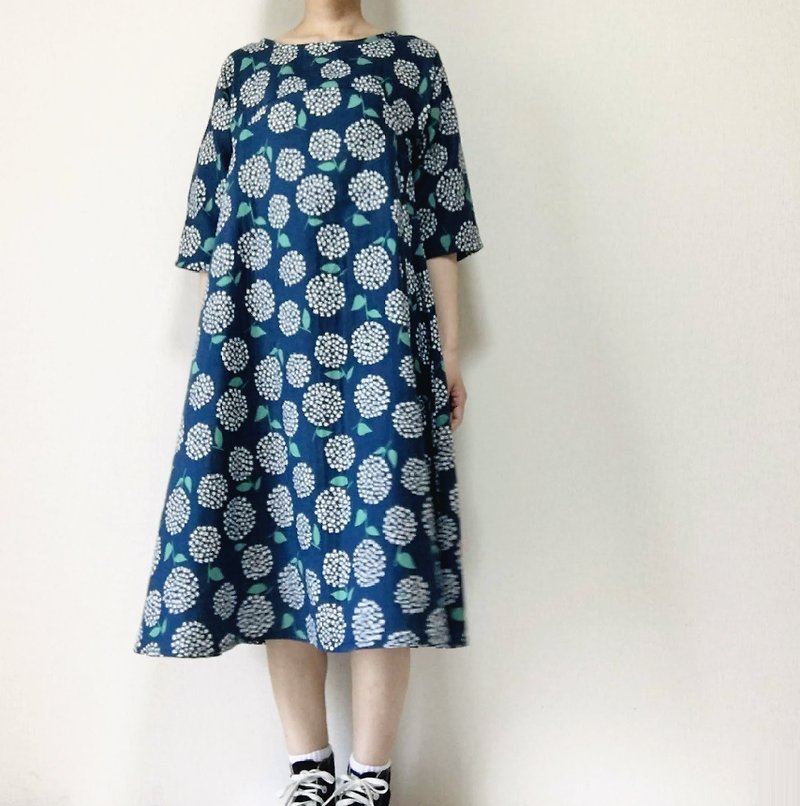 Ajisai Flower Pattern Half Sleeve Flare Dress Dress Double Gauze - ชุดเดรส - ผ้าฝ้าย/ผ้าลินิน สีน้ำเงิน