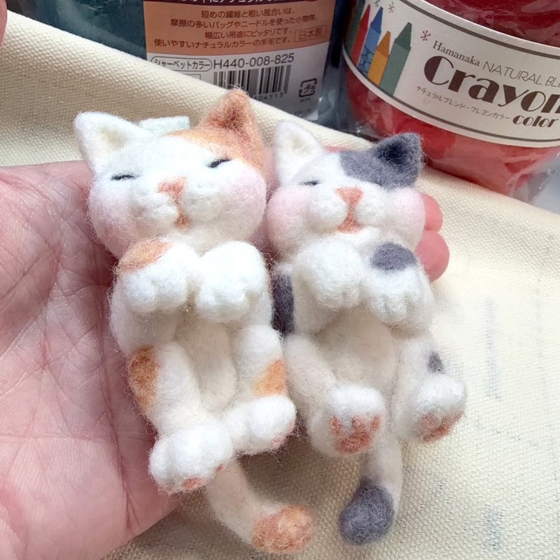 兔包製純手工羊毛氈撒嬌貓咪髮夾 - 髮夾/髮圈 - 羊毛 白色