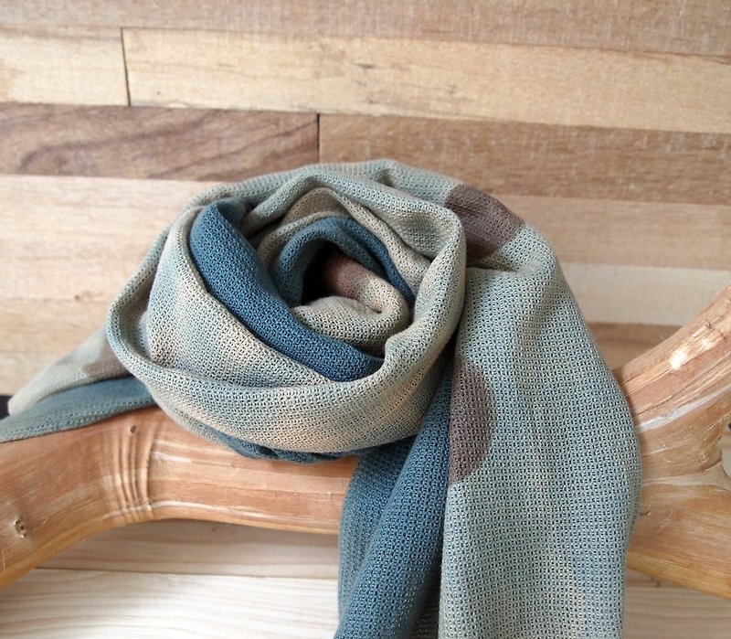 Eco-color natural dyeing and weaving hand-made plant dyeing plant dyeing black tea dyeing persimmon blue dyeing round melting cotton scarf - ผ้าพันคอถัก - ผ้าฝ้าย/ผ้าลินิน สีน้ำเงิน
