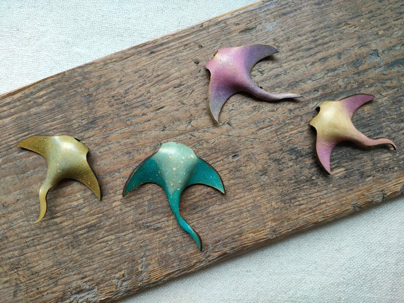 [Stray/single] hand-dyed leather/ghost ray/manta/marine life/diving/surfing/keychain - ที่ห้อยกุญแจ - หนังแท้ 