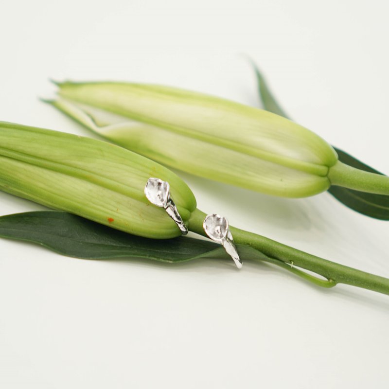 Simple Calla Lily Earrings - ต่างหู - เครื่องประดับพลอย สีทอง