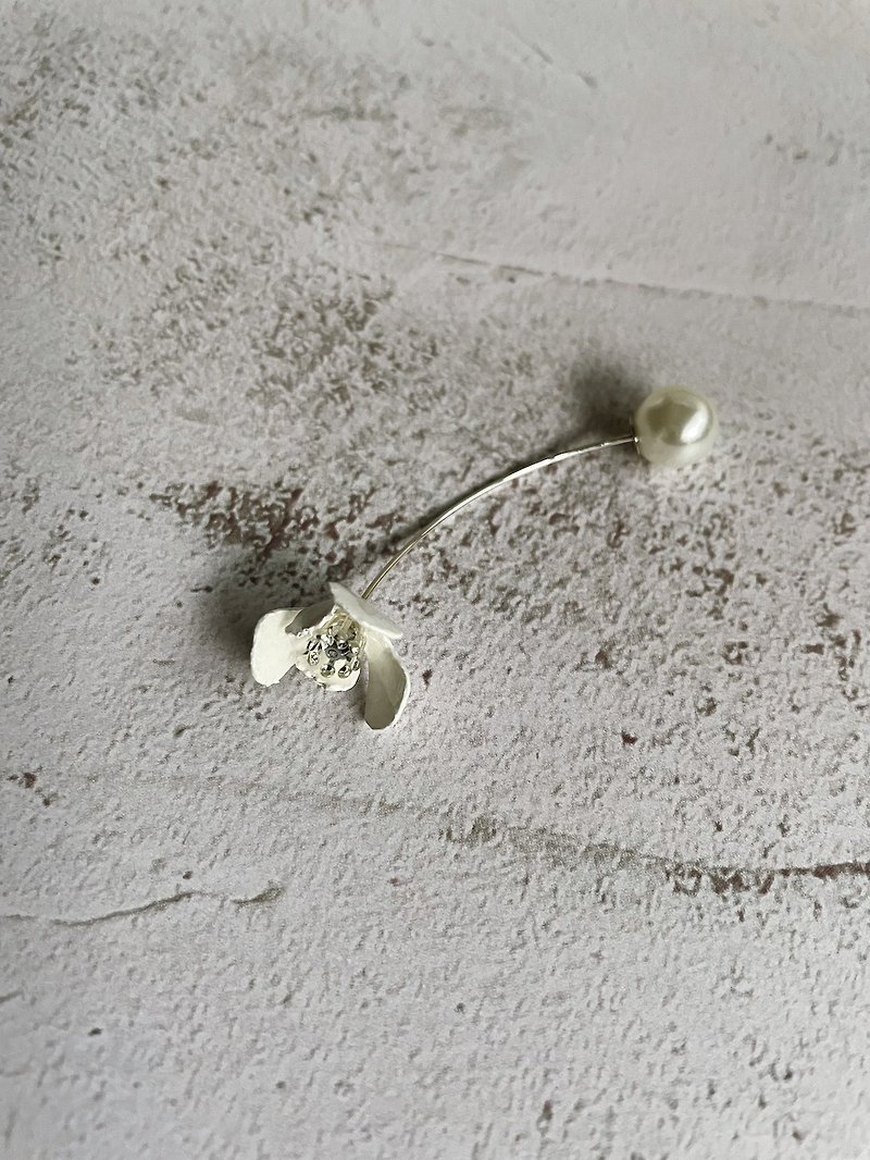object c 花朵珍珠耳飾 - 耳環/耳夾 - 其他材質 白色
