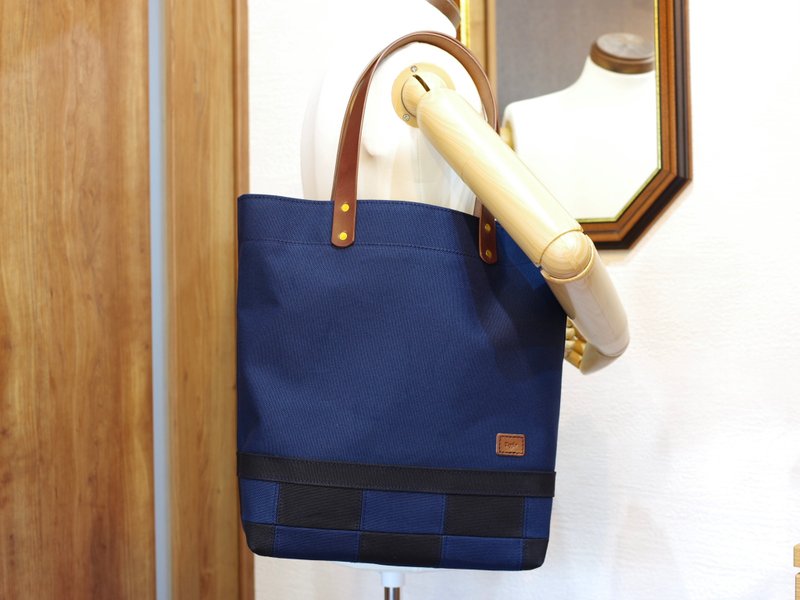 レザーハンドル帆布縦長トートバッグ ネイビー×ブラック - 手提包/手提袋 - 棉．麻 藍色