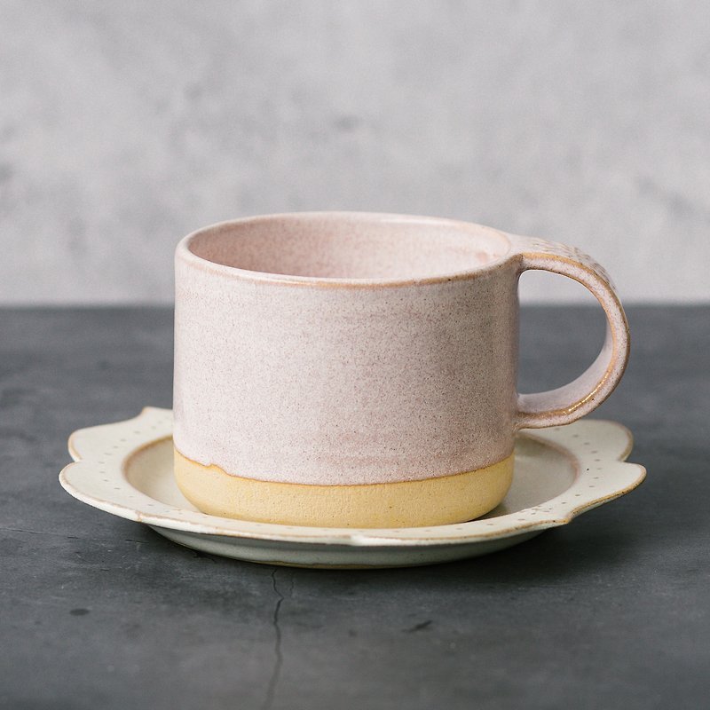春の野花-フランスの甘いエンボス加工ArtDecoコーヒーカッププレートセット（タンポポ/ピンク） - マグカップ - 陶器 ピンク