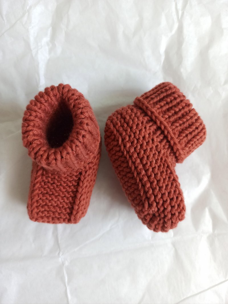 Booties for newborns. Knitted socks for the baby. Warm booties for girls. - 嬰兒襪子 - 棉．麻 咖啡色