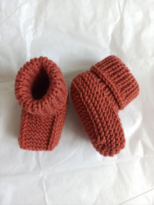 MomAndBaby Booties for newborns. Knitted socks for the baby. Warm booties for girls.