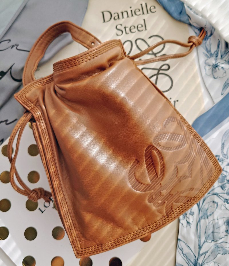 Second-hand bag Loewe Flamenco coffee sheepskin drawstring pocket shoulder bag crossbody bag shoulder bag drawstring bag - กระเป๋าแมสเซนเจอร์ - หนังแท้ สีนำ้ตาล