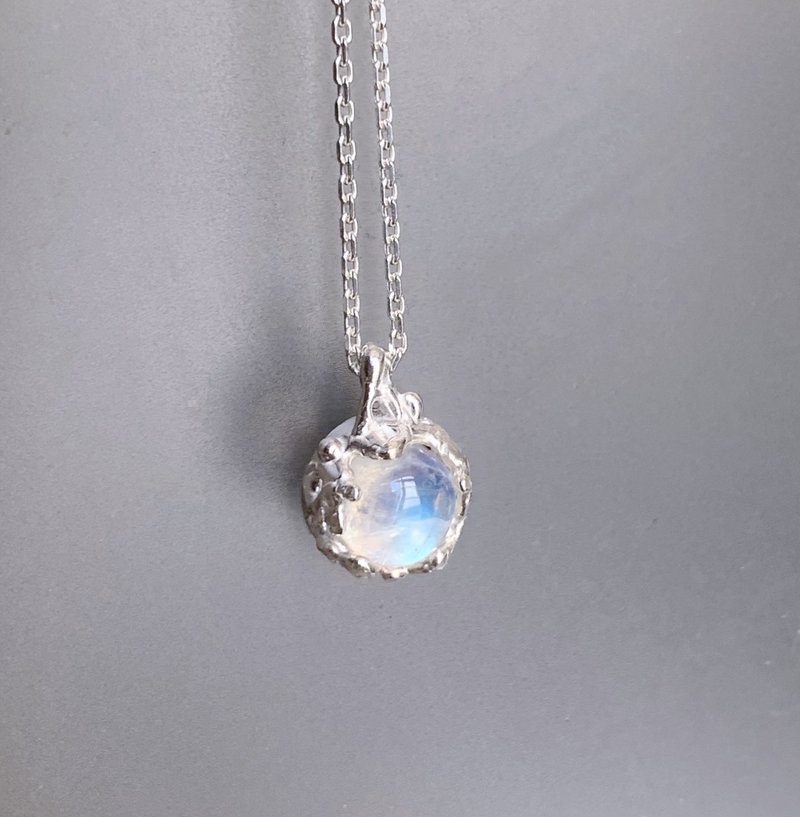 Round Moonstone Eclipse Necklace - สร้อยคอ - เครื่องประดับพลอย สีใส