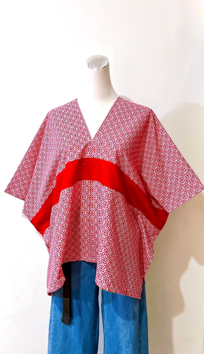 Unique wide version Japanese yukata style pink and white geometric tile red long striped square robe - เสื้อกั๊กผู้หญิง - ผ้าฝ้าย/ผ้าลินิน สีแดง