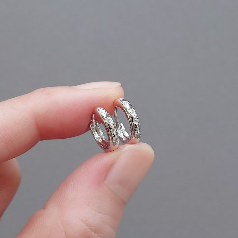 限量現貨 - 純 18K 白 天然鑽石 日常厚實小耳圈 易扣式 (一對) - 耳環/耳夾/耳骨夾 - 寶石 灰色