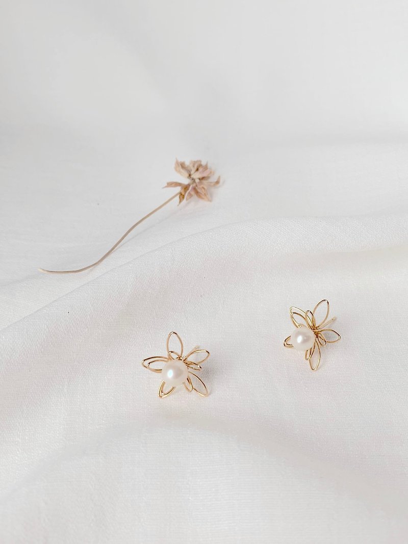 Huahua Alumni Association Three-dimensional Petals Natural Freshwater Pearl Earrings Can Be Changed To Ear Clips - ต่างหู - ไข่มุก 