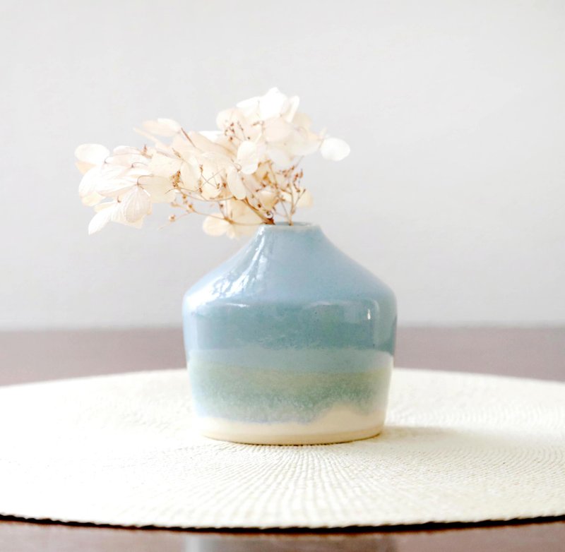 ニュアンスブルーと白マットの掛け分け一輪挿し - 花瓶/花器 - 陶 藍色