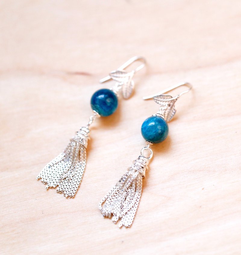 || 璘 蓝 || Natural semi-precious sterling silver tassel earrings. Blue Apatite / 925 Sterling Silver - ต่างหู - คริสตัล สีน้ำเงิน