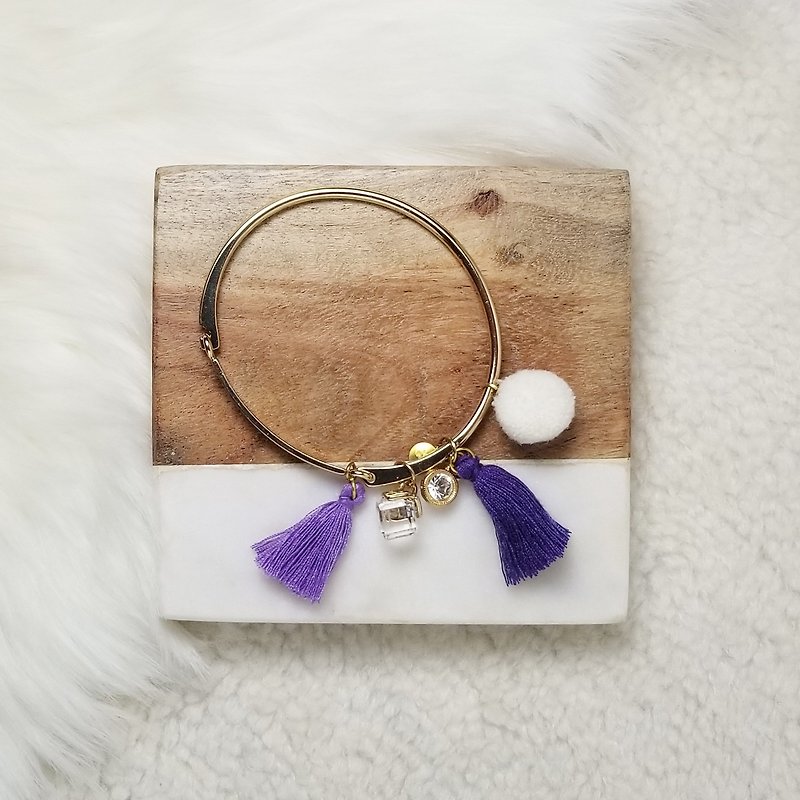 Little pom pom with fringe and metal pendant golden bracelet (Lilic/Purple) - สร้อยข้อมือ - ทองแดงทองเหลือง สีทอง