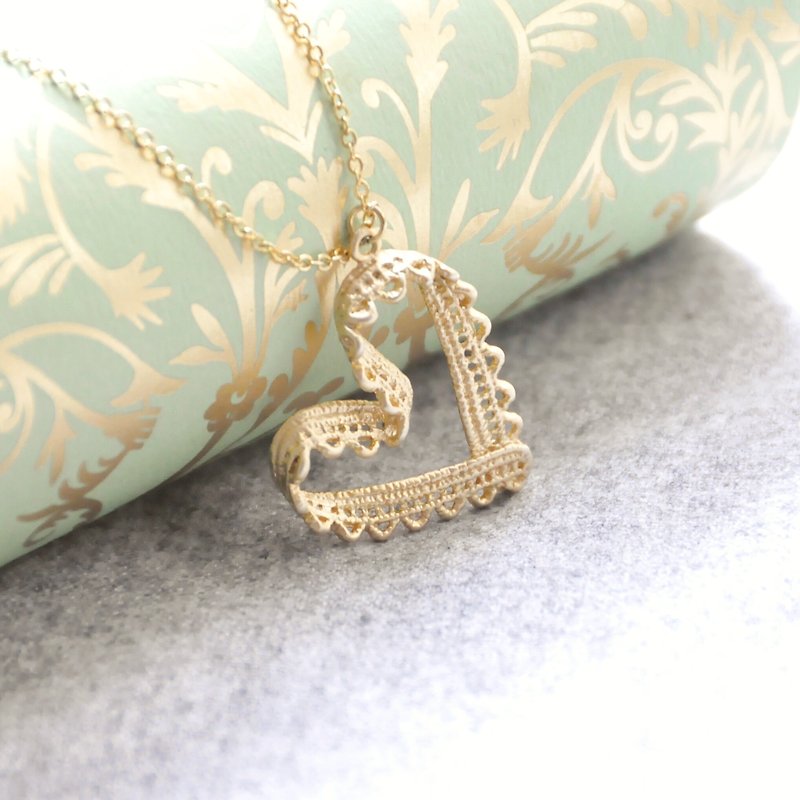蕾絲。心 項鍊 Lace。Sweet Heart Necklace - 項鍊 - 其他金屬 金色