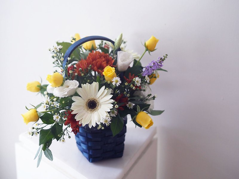 婚禮造型桌花 Lily Flower Basket 莉莉周的英式鮮花花籃竹籃花禮 - 乾花/永生花 - 植物．花 黃色