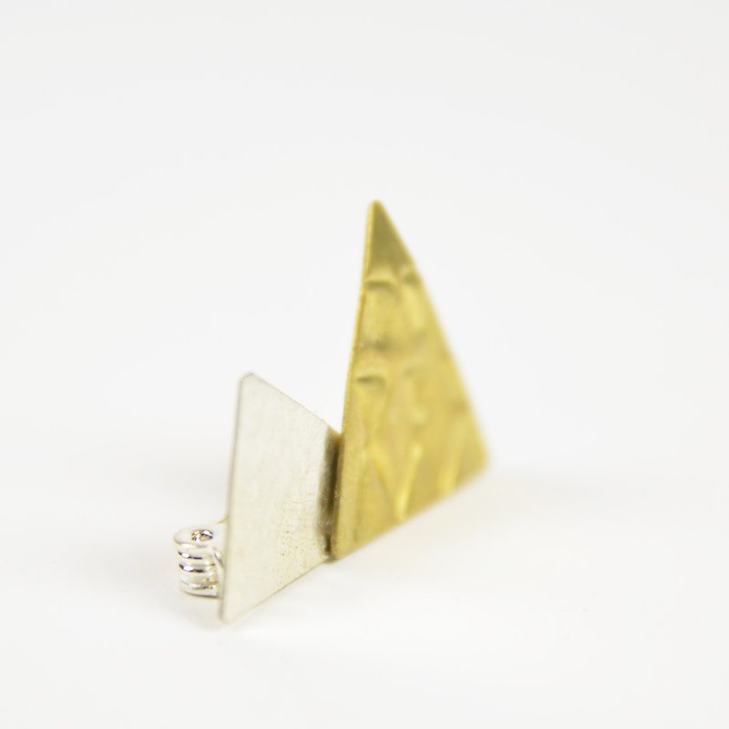 White / brass pin - fair trade - เข็มกลัด - โลหะ สีทอง