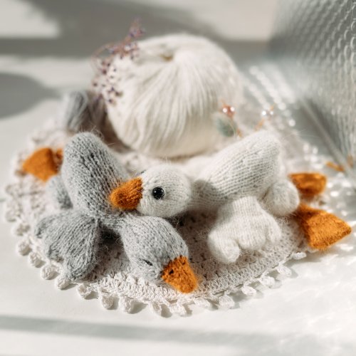 Cute Knit Toy Mini gosling knitting pattern. Knitted amigurumi goose step by step tutorial.