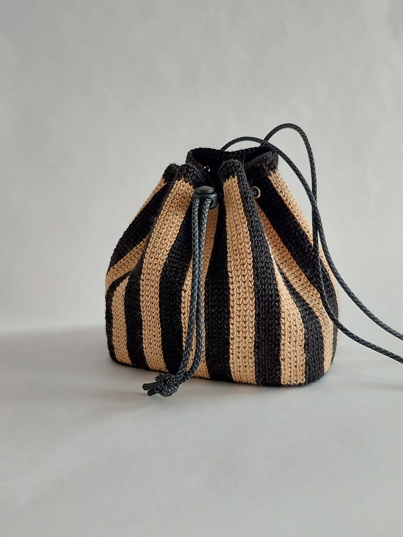 Hand-woven xiaolongbao/drawstring bag made of ramie and can be carried on the shoulder or on the shoulder - กระเป๋าหูรูด - ผ้าฝ้าย/ผ้าลินิน 