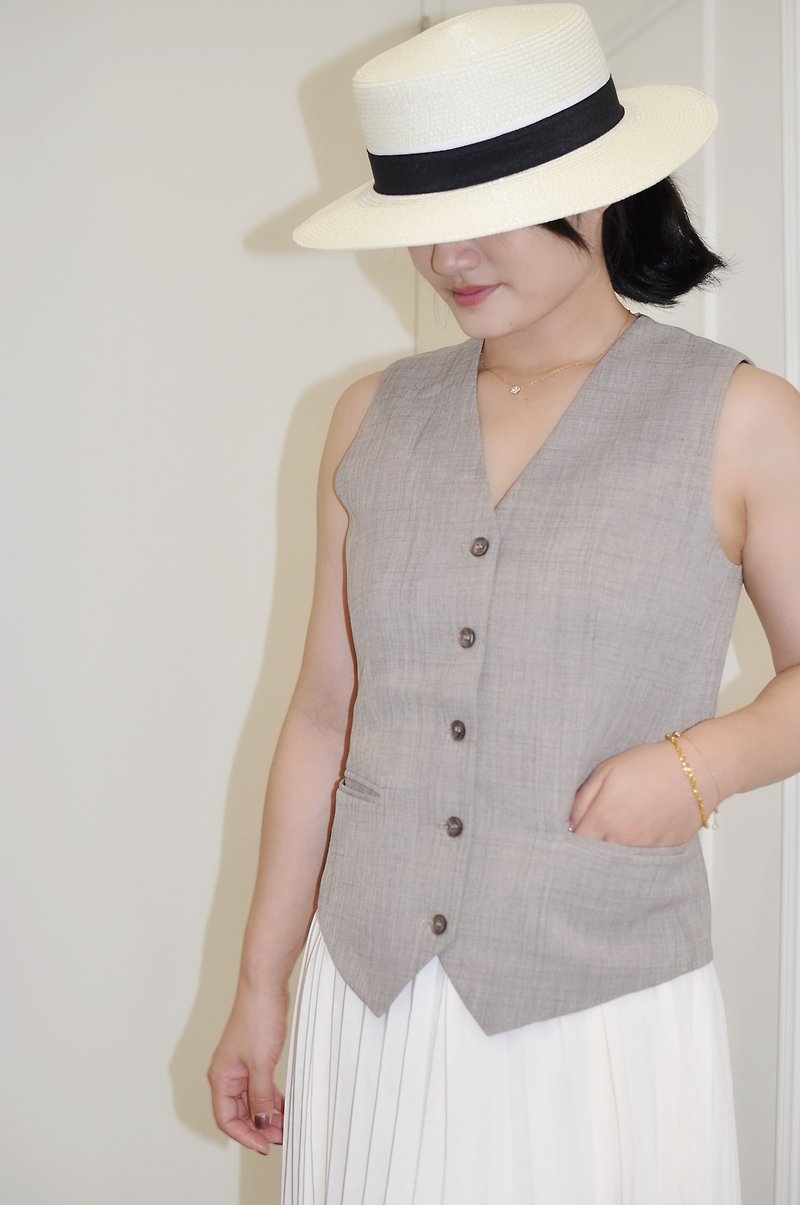 Flat 135 X Taiwanese designer Khaki cotton British tailored suit vest - เสื้อผู้หญิง - ผ้าฝ้าย/ผ้าลินิน สีกากี