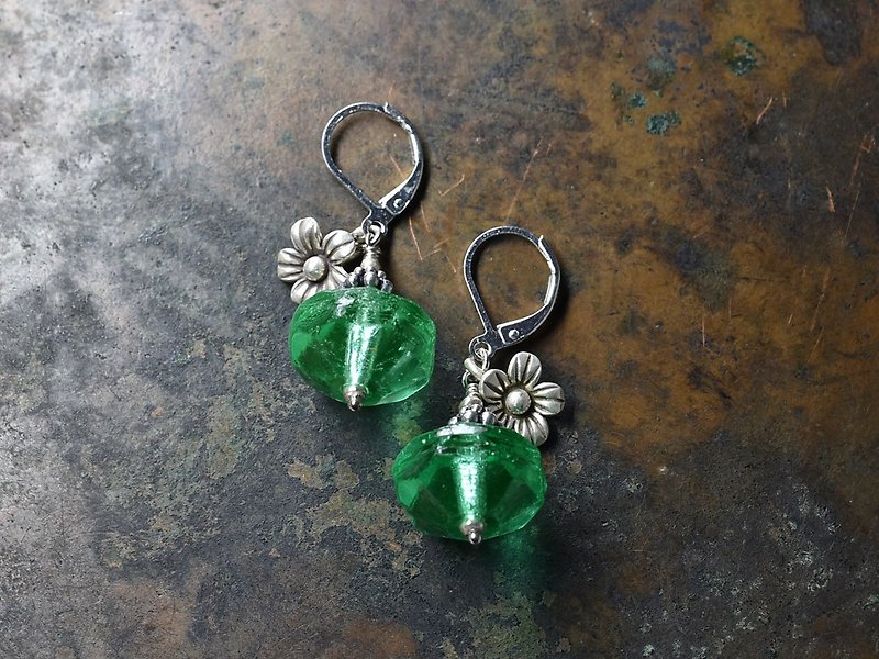 アンティークウランガラスとお花カレンシルバーのピアス - 耳環/耳夾 - 玻璃 綠色