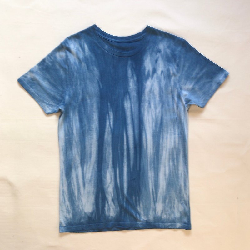 Waterfall No.2 Shibori --Indigo dyed Aizen organic cotton size S - เสื้อยืดผู้หญิง - ผ้าฝ้าย/ผ้าลินิน สีน้ำเงิน