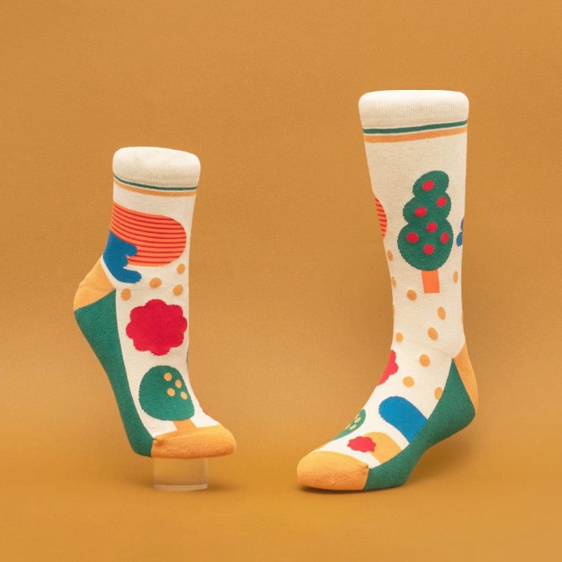 | Taiwan Design Socks |-Going out to pull carrots - ถุงเท้า - ผ้าฝ้าย/ผ้าลินิน สีเหลือง