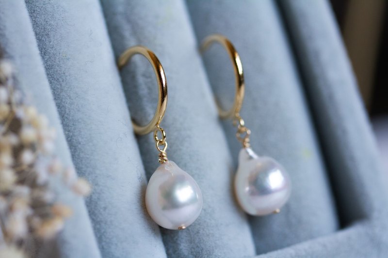 日本産 あこやバロックパール フープモチーフ スタッズピアス 14KGF Akoya Baroque Pearl Hoop-Style Stud Earring - 耳環/耳夾/耳骨夾 - 珍珠 白色