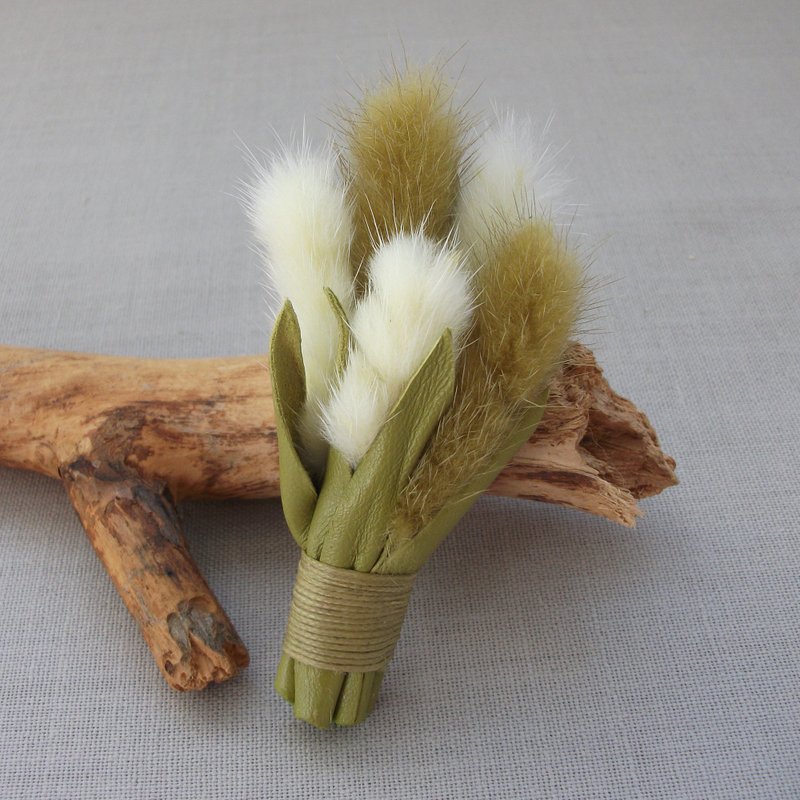 Leather brooch with red currant sprig - 胸針 - 真皮 卡其色