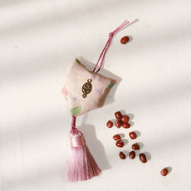 Acacia red tassel pendant good moral hand-sewn gift [HOPOTOTO] - ที่ใส่บัตรคล้องคอ - ผ้าฝ้าย/ผ้าลินิน สึชมพู