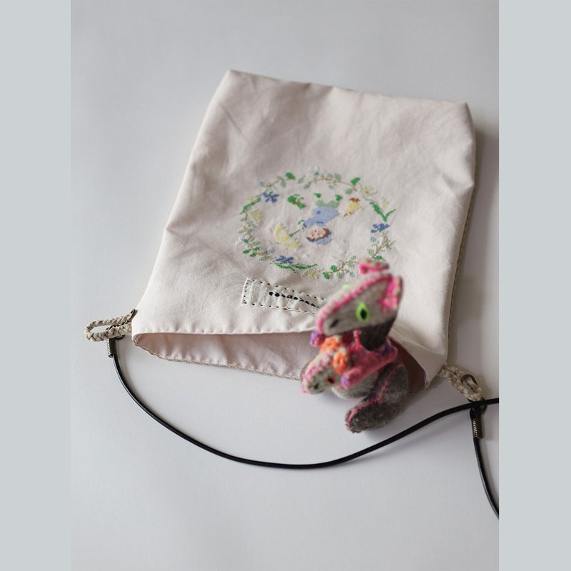 Garden series rainy day handmade embroidery cross-body cloth bag retro handmade - กระเป๋าแมสเซนเจอร์ - ผ้าฝ้าย/ผ้าลินิน หลากหลายสี