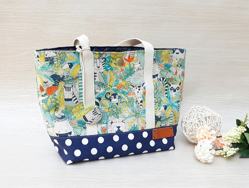 [Tot bag] forest animal - Japan and South Korea cloth - Handbags & Totes - Cotton & Hemp Green