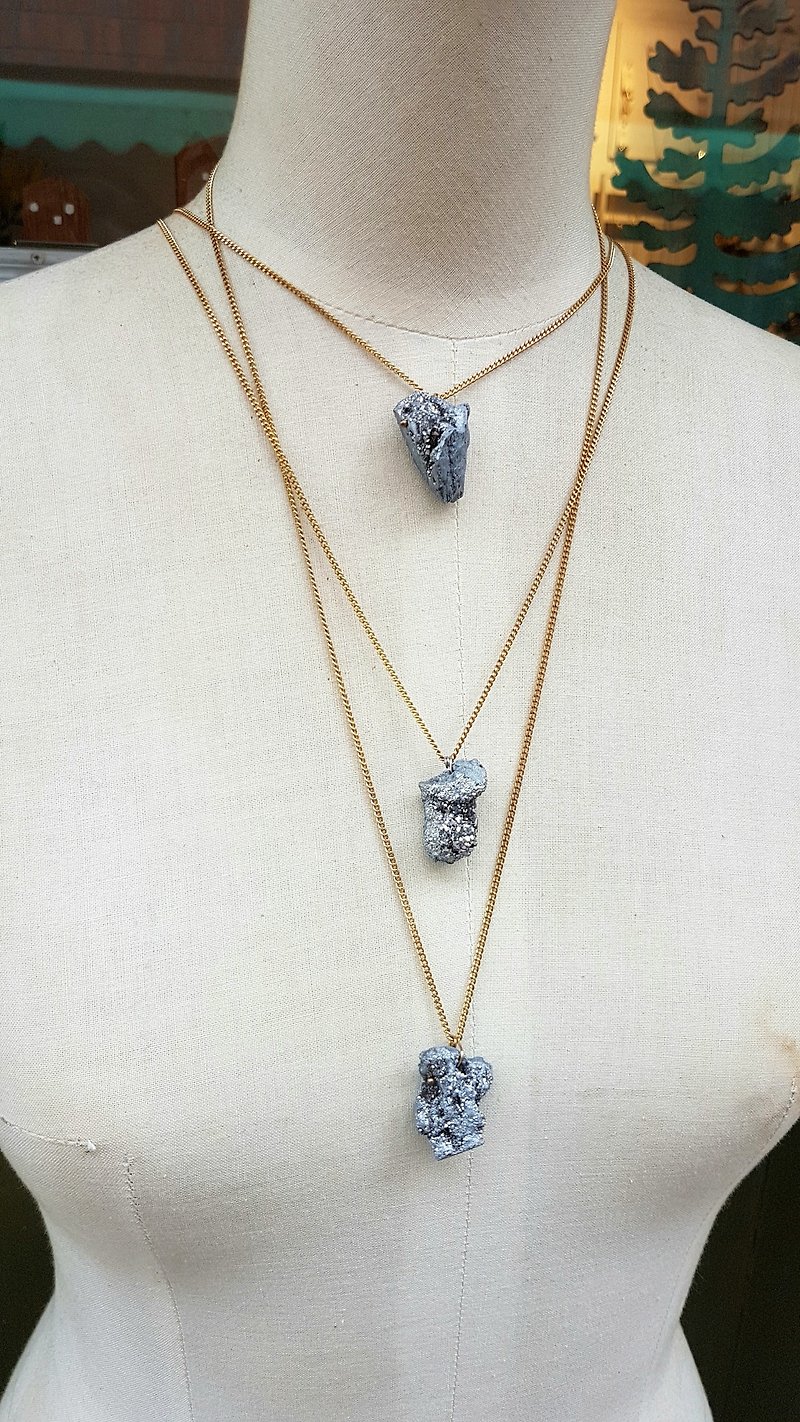 Copper pole [polar silver quartz stone necklace] - สร้อยคอ - เครื่องเพชรพลอย สีเทา