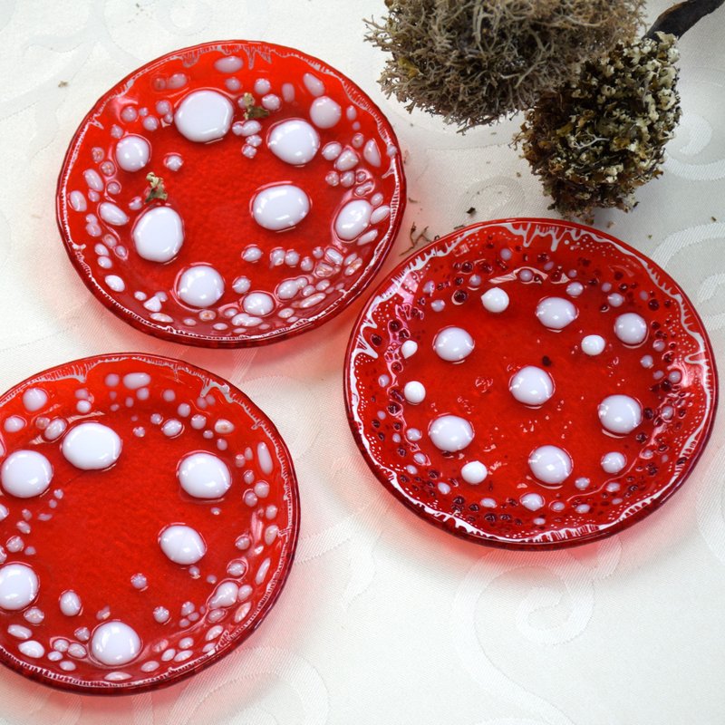 Magic mushroom fused glass plate - 碟子/醬料碟/醬油碟 - 玻璃 紅色