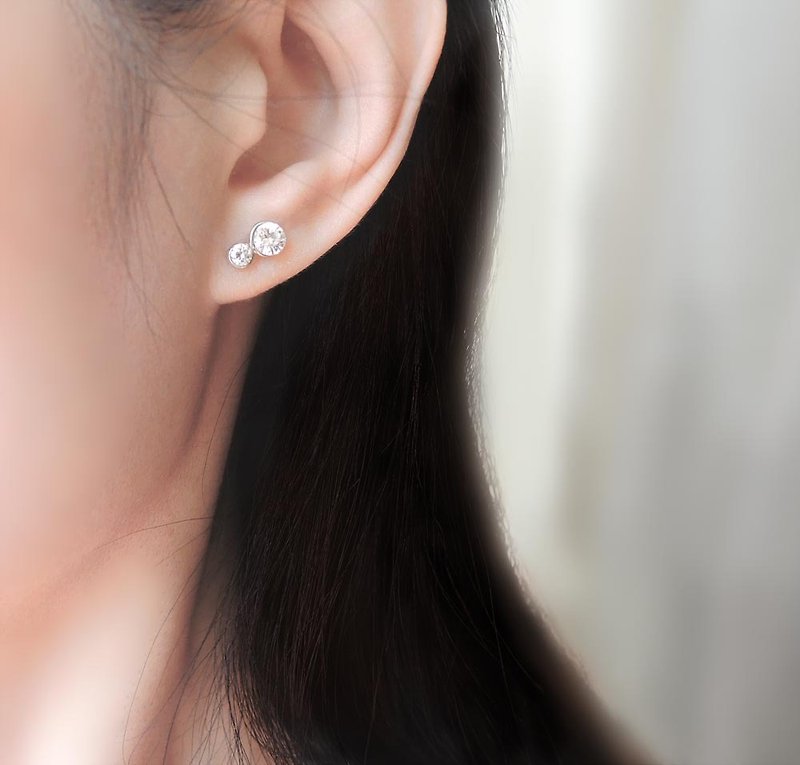 Digital 8 zircon ear pin / ear clip (pair) - Earrings & Clip-ons - Crystal Transparent