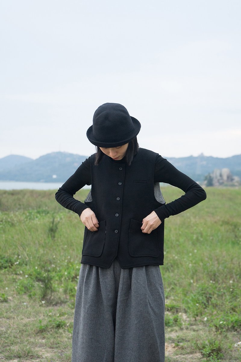 Soft and delicate twill wool and Linen striped lining tooling patch pocket vest - เสื้อสูท/เสื้อคลุมยาว - ขนแกะ สีดำ