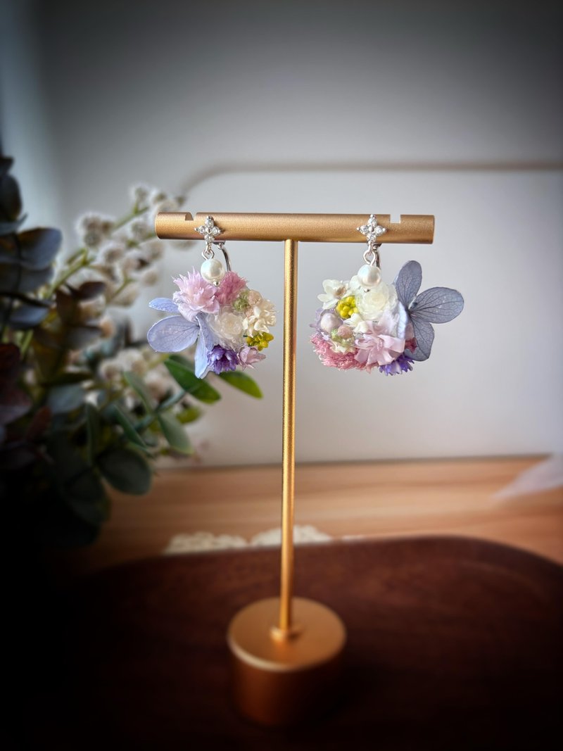 ピンクと白の花のショートピアス - ピアス・イヤリング - 寄せ植え・花 パープル