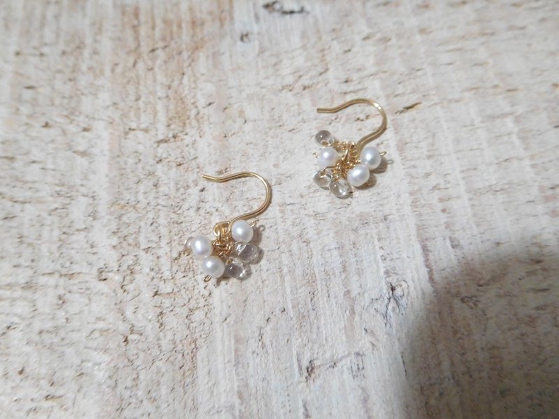 Adorable 14k gold-plated, essential small pearl, transparent Japanese bead earrings - ต่างหู - วัสดุอื่นๆ สีทอง