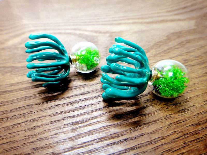 TIMBEE LO 綠色 萬珠沙華花 水泥藝術花朵玻璃球耳釘 - 耳環/耳夾 - 其他材質 綠色