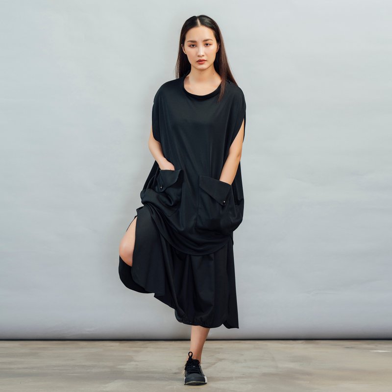 Arc Loose Top_Black Japanese Stretch Fabric - เสื้อผู้หญิง - เส้นใยสังเคราะห์ สีดำ