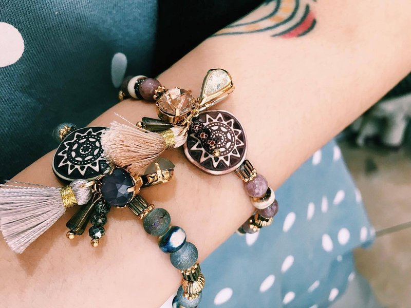 Folk Sunflower gem tassel bracelet - สร้อยข้อมือ - ไม้ สีนำ้ตาล