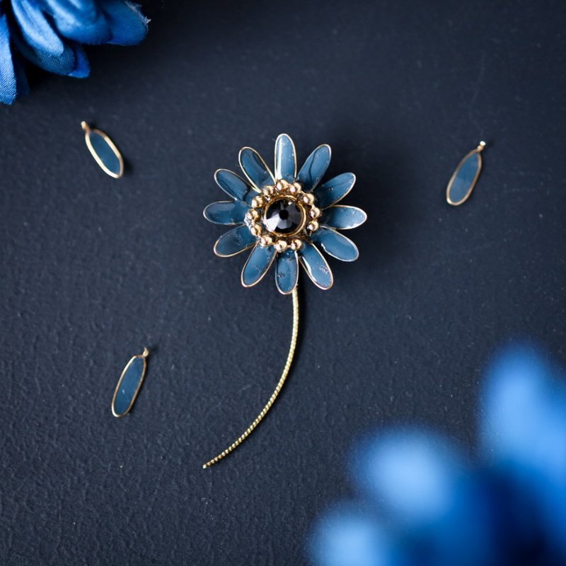 Smoky Blue Gerbera Brooch - 心口針/胸針 - 樹脂 藍色